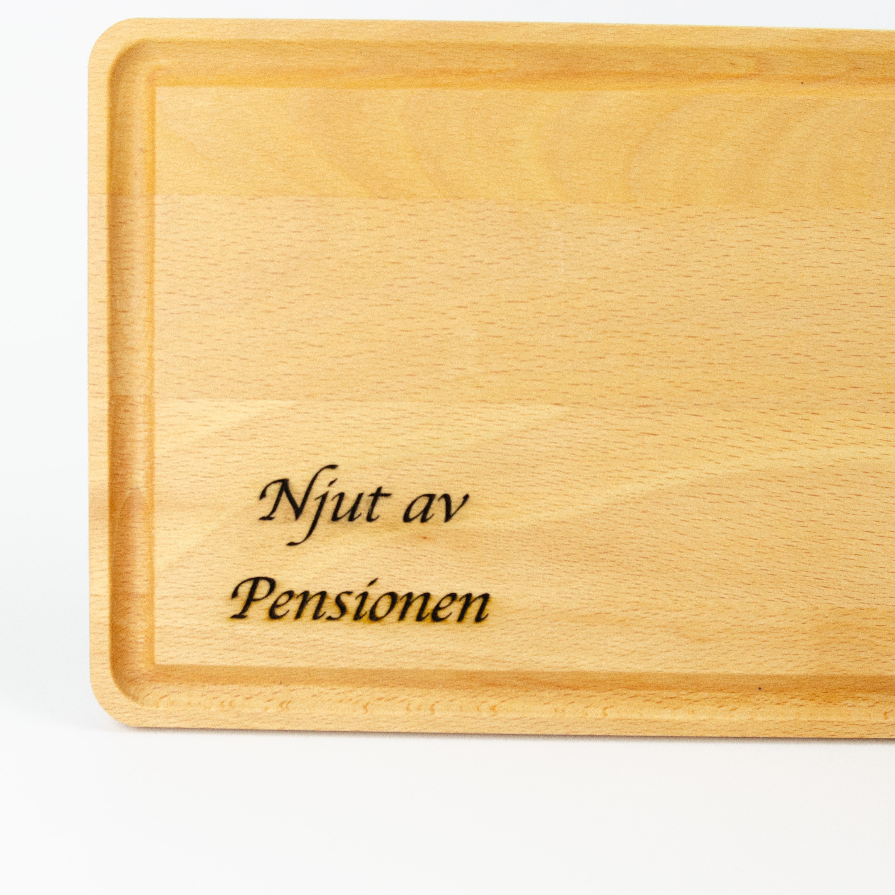 Njut av pensionen | Skärbräda i trä  | Present till pensionär