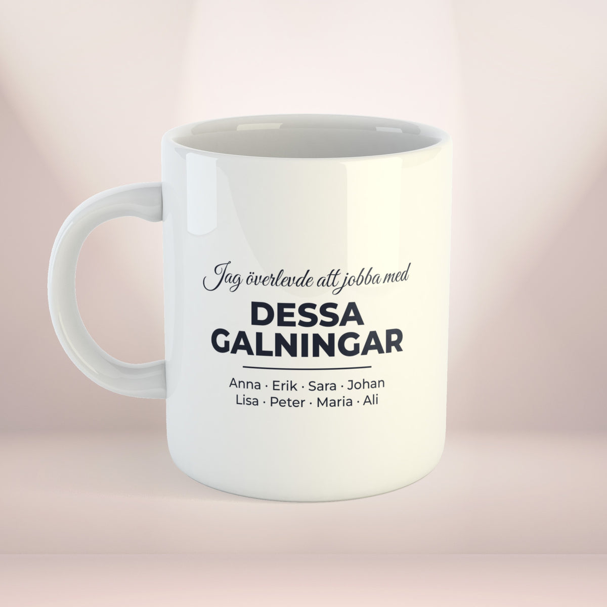 Jag överlevde att jobba med dessa galningar | Personlig kaffekopp med eget tryck