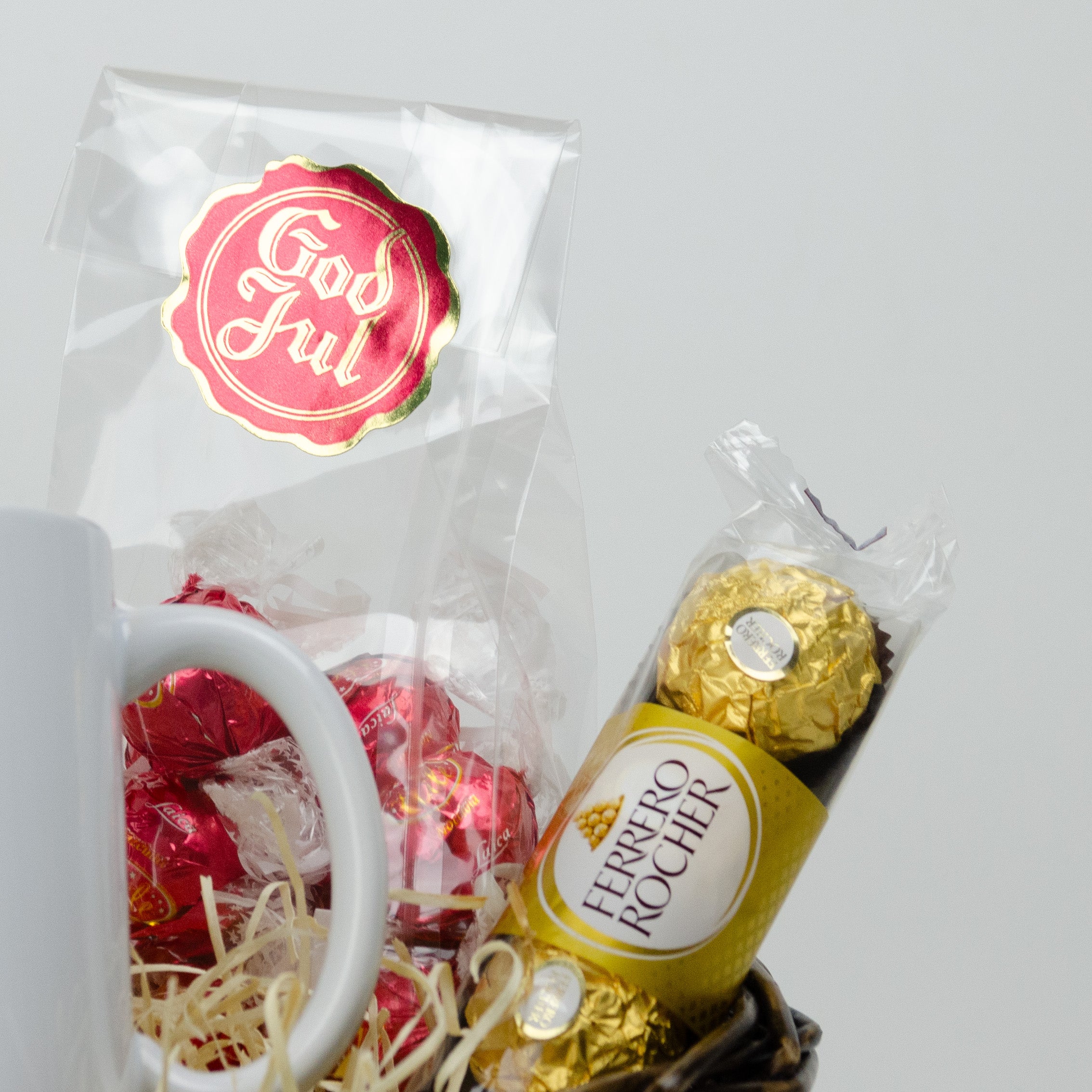 Julklapp till kollega | Blommig bokstav | Presentkorg med eget tryck