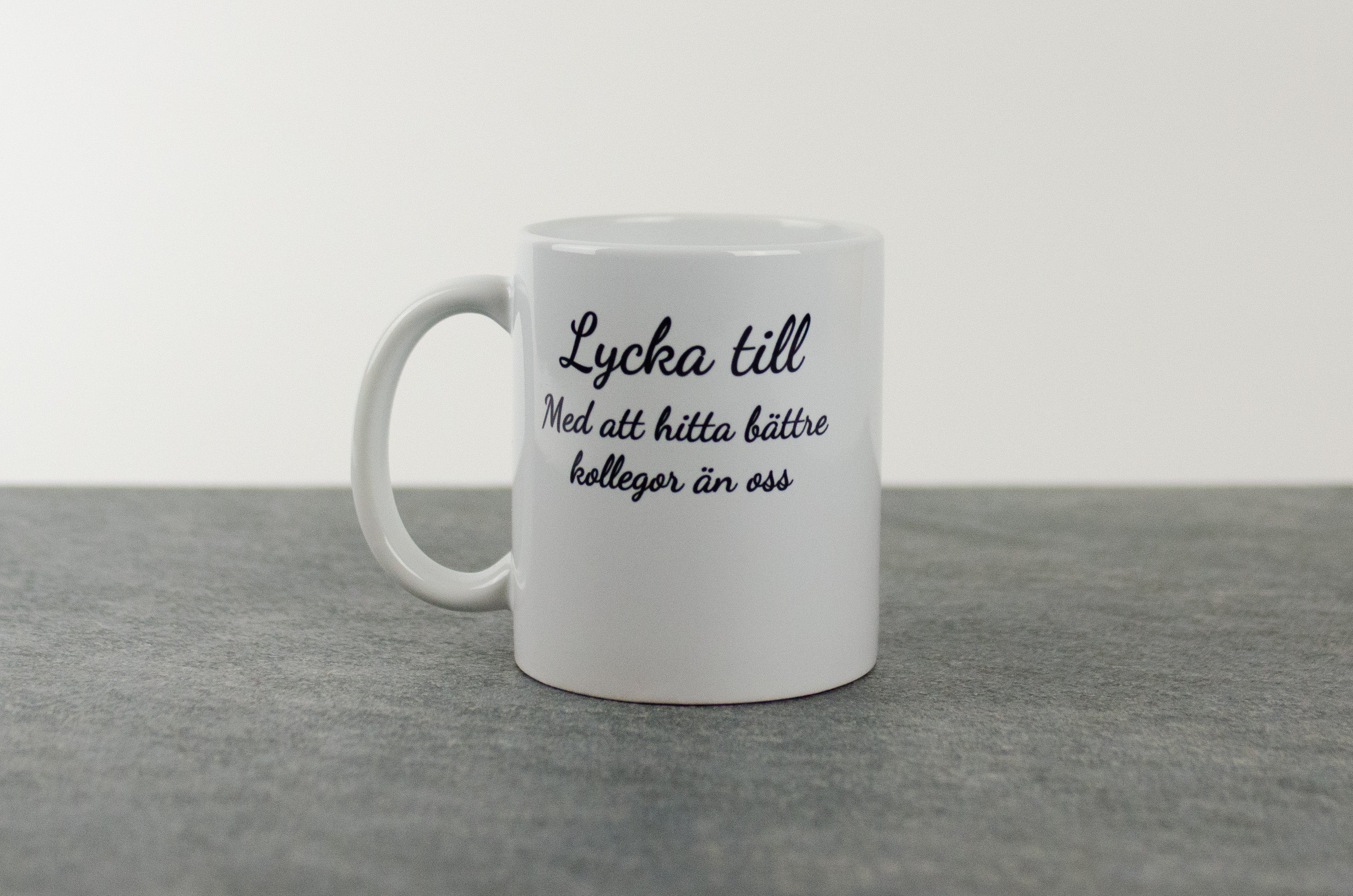 Present till kollega "Lycka till , med att hitta bättre kollegor än oss" kaffekopp