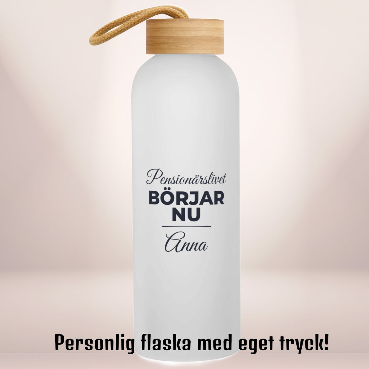 Pensionärslivet börjar nu | Personlig vattenflaska med eget tryck | Glasflaska | 750 ml